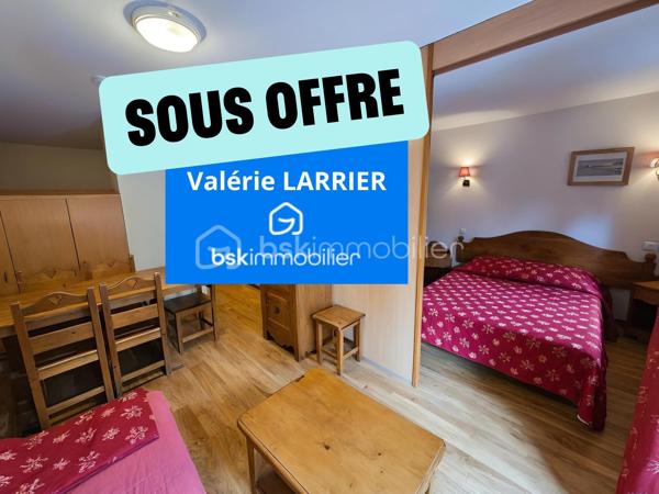 Découvrez cet agréable appartement, parfaitement agencé pour accueillir famille ou amis, composé de :

* Une entrée avec coin montagne équipé de deux lits simples.
* Un séjour lumineux avec kitchenette.
* Une chambre avec un lit double et des espaces de rangement.
* Une salle de bains.
* Des toilettes indépendantes.

LES PLUS :
* PARKING COUVERT PRIVATIF.
* Commerces, restaurants et services accessibles à pied
* DEPART ET RETOUR SKIS AUX PIEDS : la piste passe juste derrière l'immeuble, offrant un accès direct au domaine skiable.
* Résidence sécurisée (accès par badge Vigik et code d'entrée).
* Ascenseur.
* Sauna

LES CHARGES COMPRENNENT L'EAU ET L'ELECTRICITE