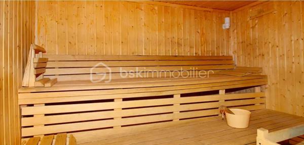 Découvrez cet agréable appartement, parfaitement agencé pour accueillir famille ou amis, composé de :

* Une entrée avec coin montagne équipé de deux lits simples.
* Un séjour lumineux avec kitchenette.
* Une chambre avec un lit double et des espaces de rangement.
* Une salle de bains.
* Des toilettes indépendantes.

LES PLUS :
* PARKING COUVERT PRIVATIF.
* Commerces, restaurants et services accessibles à pied
* DEPART ET RETOUR SKIS AUX PIEDS : la piste passe juste derrière l'immeuble, offrant un accès direct au domaine skiable.
* Résidence sécurisée (accès par badge Vigik et code d'entrée).
* Ascenseur.
* Sauna

LES CHARGES COMPRENNENT L'EAU ET L'ELECTRICITE