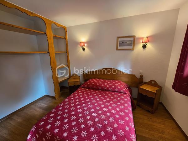 Découvrez cet agréable appartement, parfaitement agencé pour accueillir famille ou amis, composé de :

* Une entrée avec coin montagne équipé de deux lits simples.
* Un séjour lumineux avec kitchenette.
* Une chambre avec un lit double et des espaces de rangement.
* Une salle de bains.
* Des toilettes indépendantes.

LES PLUS :
* PARKING COUVERT PRIVATIF.
* Commerces, restaurants et services accessibles à pied
* DEPART ET RETOUR SKIS AUX PIEDS : la piste passe juste derrière l'immeuble, offrant un accès direct au domaine skiable.
* Résidence sécurisée (accès par badge Vigik et code d'entrée).
* Ascenseur.
* Sauna

LES CHARGES COMPRENNENT L'EAU ET L'ELECTRICITE