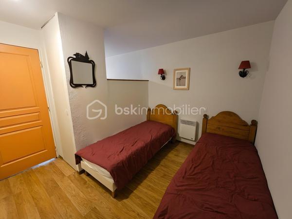 Découvrez cet agréable appartement, parfaitement agencé pour accueillir famille ou amis, composé de :

* Une entrée avec coin montagne équipé de deux lits simples.
* Un séjour lumineux avec kitchenette.
* Une chambre avec un lit double et des espaces de rangement.
* Une salle de bains.
* Des toilettes indépendantes.

LES PLUS :
* PARKING COUVERT PRIVATIF.
* Commerces, restaurants et services accessibles à pied
* DEPART ET RETOUR SKIS AUX PIEDS : la piste passe juste derrière l'immeuble, offrant un accès direct au domaine skiable.
* Résidence sécurisée (accès par badge Vigik et code d'entrée).
* Ascenseur.
* Sauna

LES CHARGES COMPRENNENT L'EAU ET L'ELECTRICITE