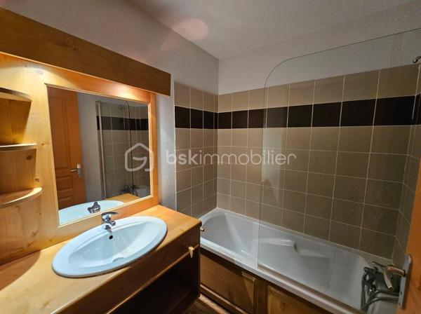 Découvrez cet agréable appartement, parfaitement agencé pour accueillir famille ou amis, composé de :

* Une entrée avec coin montagne équipé de deux lits simples.
* Un séjour lumineux avec kitchenette.
* Une chambre avec un lit double et des espaces de rangement.
* Une salle de bains.
* Des toilettes indépendantes.

LES PLUS :
* PARKING COUVERT PRIVATIF.
* Commerces, restaurants et services accessibles à pied
* DEPART ET RETOUR SKIS AUX PIEDS : la piste passe juste derrière l'immeuble, offrant un accès direct au domaine skiable.
* Résidence sécurisée (accès par badge Vigik et code d'entrée).
* Ascenseur.
* Sauna

LES CHARGES COMPRENNENT L'EAU ET L'ELECTRICITE
