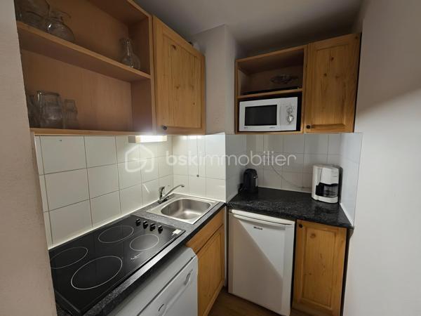 Découvrez cet agréable appartement, parfaitement agencé pour accueillir famille ou amis, composé de :

* Une entrée avec coin montagne équipé de deux lits simples.
* Un séjour lumineux avec kitchenette.
* Une chambre avec un lit double et des espaces de rangement.
* Une salle de bains.
* Des toilettes indépendantes.

LES PLUS :
* PARKING COUVERT PRIVATIF.
* Commerces, restaurants et services accessibles à pied
* DEPART ET RETOUR SKIS AUX PIEDS : la piste passe juste derrière l'immeuble, offrant un accès direct au domaine skiable.
* Résidence sécurisée (accès par badge Vigik et code d'entrée).
* Ascenseur.
* Sauna

LES CHARGES COMPRENNENT L'EAU ET L'ELECTRICITE