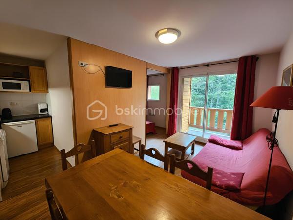 Découvrez cet agréable appartement, parfaitement agencé pour accueillir famille ou amis, composé de :

* Une entrée avec coin montagne équipé de deux lits simples.
* Un séjour lumineux avec kitchenette.
* Une chambre avec un lit double et des espaces de rangement.
* Une salle de bains.
* Des toilettes indépendantes.

LES PLUS :
* PARKING COUVERT PRIVATIF.
* Commerces, restaurants et services accessibles à pied
* DEPART ET RETOUR SKIS AUX PIEDS : la piste passe juste derrière l'immeuble, offrant un accès direct au domaine skiable.
* Résidence sécurisée (accès par badge Vigik et code d'entrée).
* Ascenseur.
* Sauna

LES CHARGES COMPRENNENT L'EAU ET L'ELECTRICITE