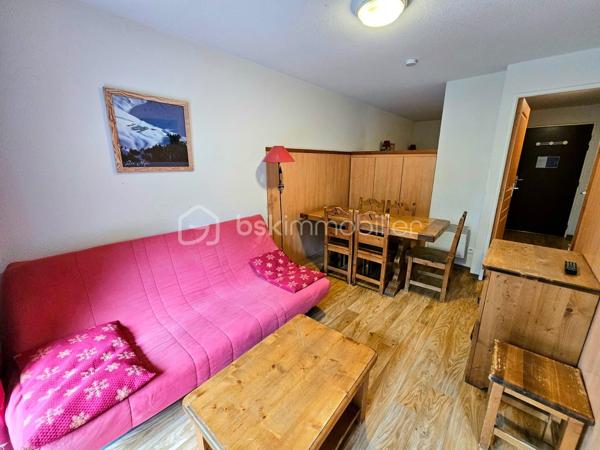Découvrez cet agréable appartement, parfaitement agencé pour accueillir famille ou amis, composé de :

* Une entrée avec coin montagne équipé de deux lits simples.
* Un séjour lumineux avec kitchenette.
* Une chambre avec un lit double et des espaces de rangement.
* Une salle de bains.
* Des toilettes indépendantes.

LES PLUS :
* PARKING COUVERT PRIVATIF.
* Commerces, restaurants et services accessibles à pied
* DEPART ET RETOUR SKIS AUX PIEDS : la piste passe juste derrière l'immeuble, offrant un accès direct au domaine skiable.
* Résidence sécurisée (accès par badge Vigik et code d'entrée).
* Ascenseur.
* Sauna

LES CHARGES COMPRENNENT L'EAU ET L'ELECTRICITE