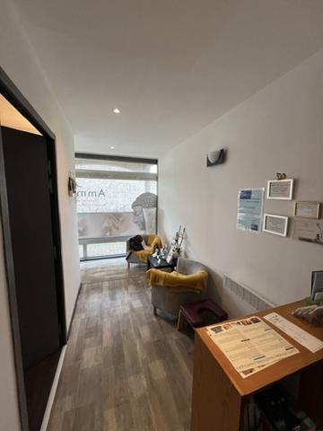 Local Commercial
         3 pièces
        - 60 m² 79 800 € *