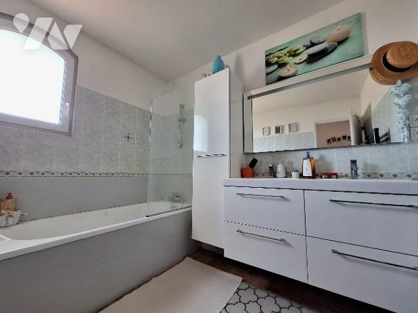 A Alénya, village prisé à proximité de la côte et de Perpignan, venez découvrir cette superbe villa