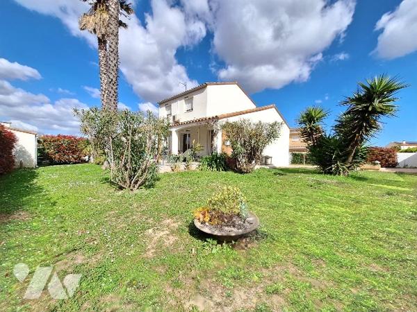 A Alénya, village prisé à proximité de la côte et de Perpignan, venez découvrir cette superbe villa