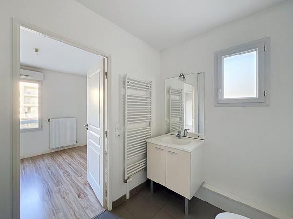 A LOUER T2 41.53 m² récent avec balcon et parking (CHAUFFAGE ET EAU INCLUS)