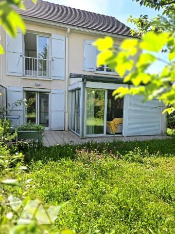 Maison semi mitoyenne sur deux niveaux proche du centre ville de LONS-LE-SAUNIER.