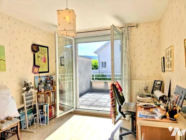 Maison semi mitoyenne sur deux niveaux proche du centre ville de LONS-LE-SAUNIER.