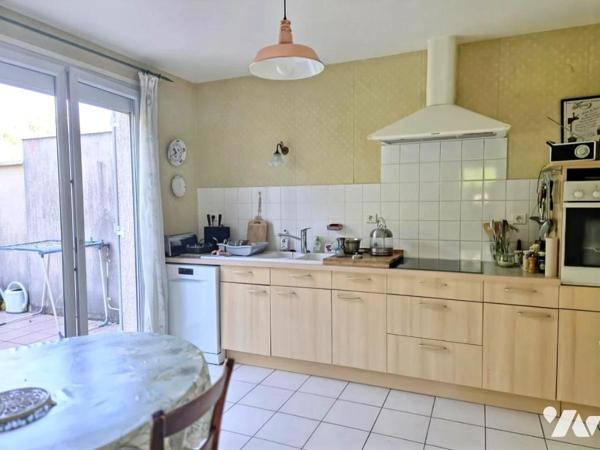 Maison semi mitoyenne sur deux niveaux proche du centre ville de LONS-LE-SAUNIER.