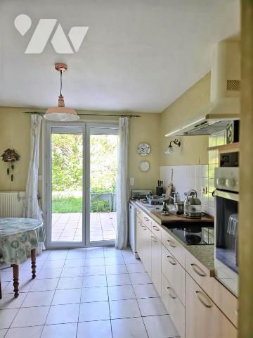 Maison semi mitoyenne sur deux niveaux proche du centre ville de LONS-LE-SAUNIER.