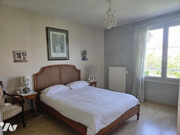 Maison semi mitoyenne sur deux niveaux proche du centre ville de LONS-LE-SAUNIER.