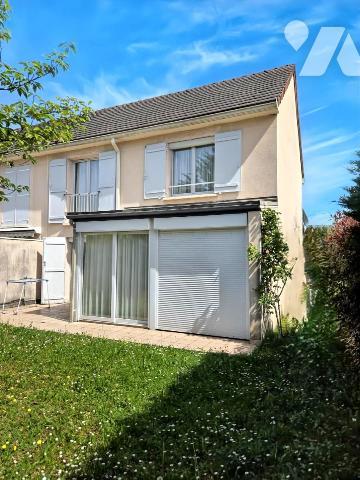 Maison semi mitoyenne sur deux niveaux proche du centre ville de LONS-LE-SAUNIER.