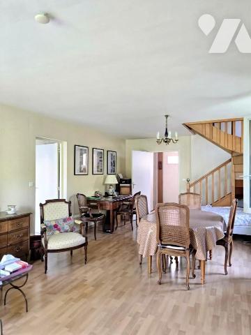 Maison semi mitoyenne sur deux niveaux proche du centre ville de LONS-LE-SAUNIER.