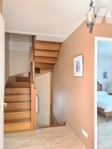 Maison semi mitoyenne sur deux niveaux proche du centre ville de LONS-LE-SAUNIER.