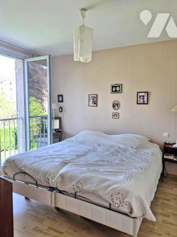 Maison semi mitoyenne sur deux niveaux proche du centre ville de LONS-LE-SAUNIER.