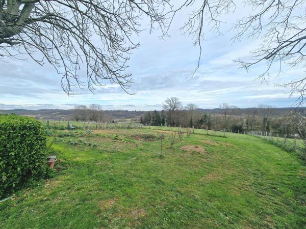 Charmant ensemble immobilier lumineux avec vue imprenable sur les Pyrénées, idéal pour un projet touristique ou personnel