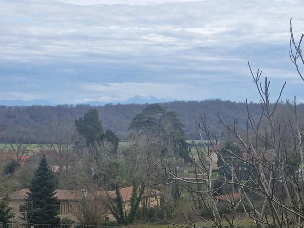 Charmant ensemble immobilier lumineux avec vue imprenable sur les Pyrénées, idéal pour un projet touristique ou personnel