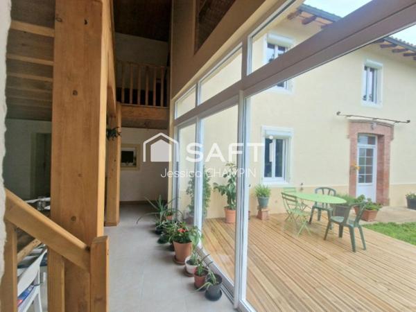 Charmant ensemble immobilier lumineux avec vue imprenable sur les Pyrénées, idéal pour un projet touristique ou personnel