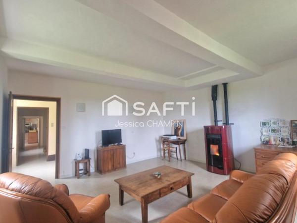 Charmant ensemble immobilier lumineux avec vue imprenable sur les Pyrénées, idéal pour un projet touristique ou personnel