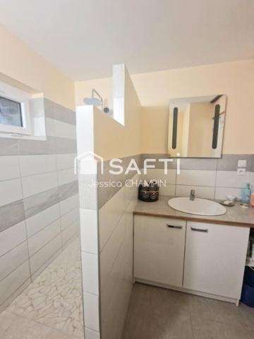 Charmant ensemble immobilier lumineux avec vue imprenable sur les Pyrénées, idéal pour un projet touristique ou personnel