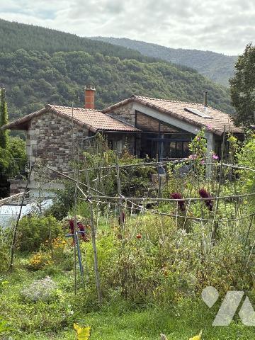 un ancien corps de ferme transformé en maison d'habitation avec terrain attenant et un studio 