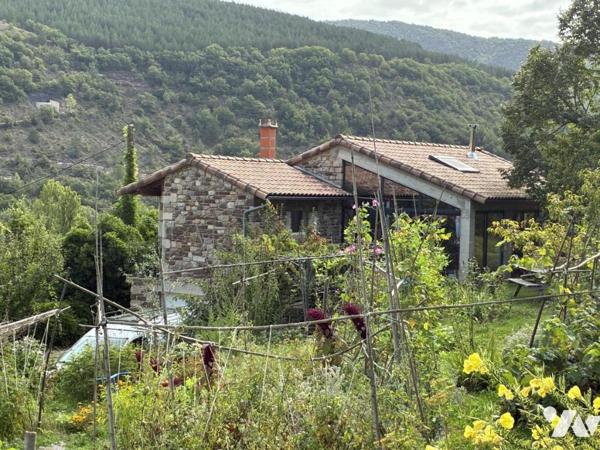 un ancien corps de ferme transformé en maison d'habitation avec terrain attenant et un studio 
