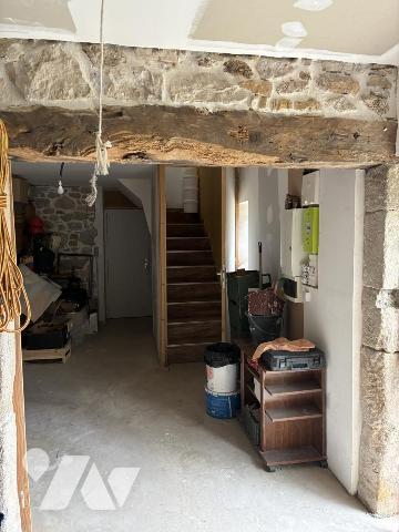 un ancien corps de ferme transformé en maison d'habitation avec terrain attenant et un studio 