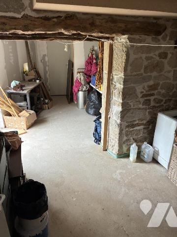 un ancien corps de ferme transformé en maison d'habitation avec terrain attenant et un studio 