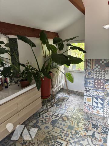 un ancien corps de ferme transformé en maison d'habitation avec terrain attenant et un studio 