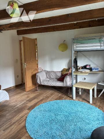 un ancien corps de ferme transformé en maison d'habitation avec terrain attenant et un studio 