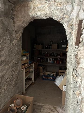 un ancien corps de ferme transformé en maison d'habitation avec terrain attenant et un studio 