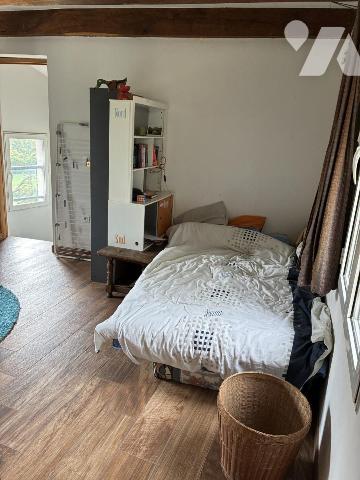 un ancien corps de ferme transformé en maison d'habitation avec terrain attenant et un studio 