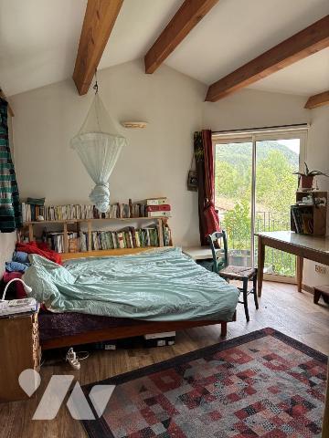 un ancien corps de ferme transformé en maison d'habitation avec terrain attenant et un studio 