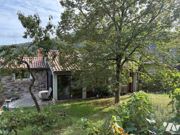 un ancien corps de ferme transformé en maison d'habitation avec terrain attenant et un studio 