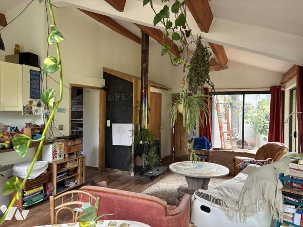 un ancien corps de ferme transformé en maison d'habitation avec terrain attenant et un studio 