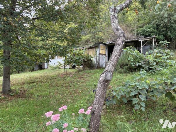 un ancien corps de ferme transformé en maison d'habitation avec terrain attenant et un studio 