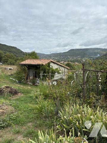 un ancien corps de ferme transformé en maison d'habitation avec terrain attenant et un studio 