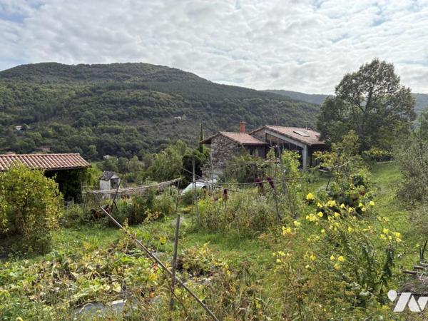 un ancien corps de ferme transformé en maison d'habitation avec terrain attenant et un studio 