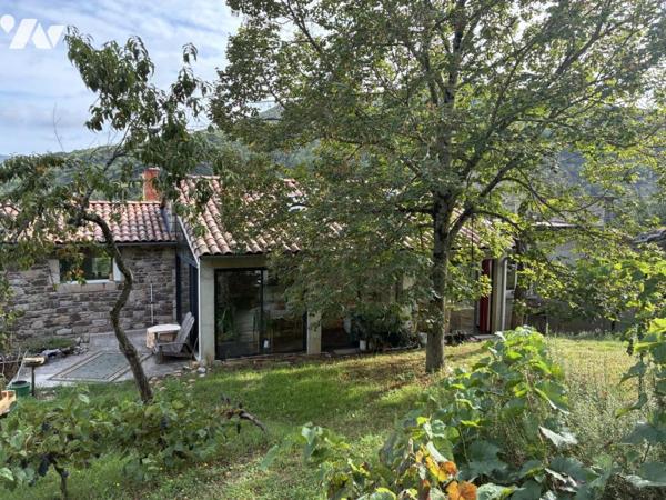 un ancien corps de ferme transformé en maison d'habitation avec terrain attenant et un studio 