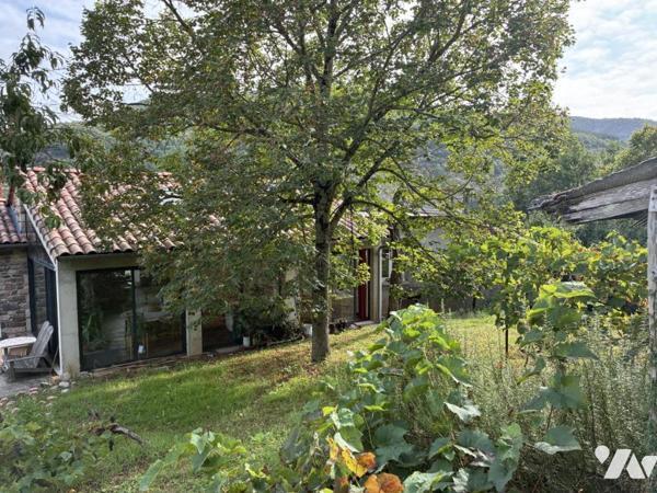 un ancien corps de ferme transformé en maison d'habitation avec terrain attenant et un studio 