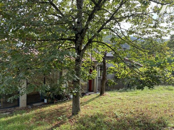 un ancien corps de ferme transformé en maison d'habitation avec terrain attenant et un studio 