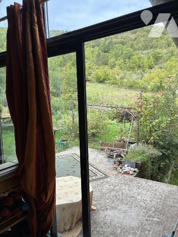 un ancien corps de ferme transformé en maison d'habitation avec terrain attenant et un studio 