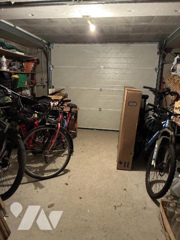 un ancien corps de ferme transformé en maison d'habitation avec terrain attenant et un studio 