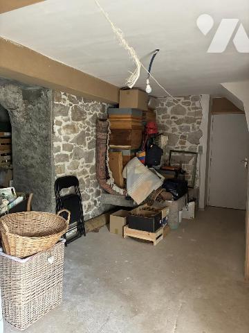 un ancien corps de ferme transformé en maison d'habitation avec terrain attenant et un studio 