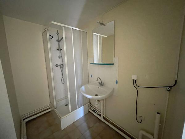 Appartement hyper centre ville de Provins  deux pieces / gare a pied