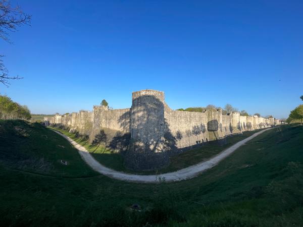 Appartement hyper centre ville de Provins  deux pieces / gare a pied