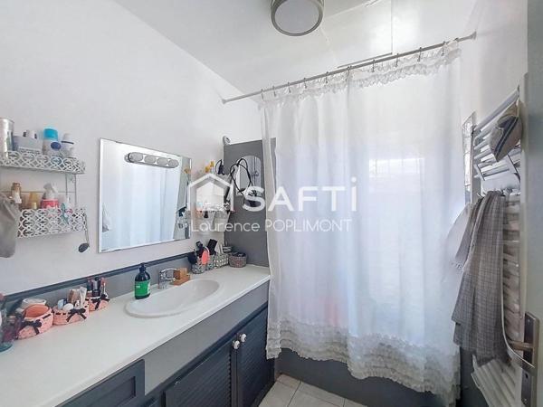 Maison de plain-pied , conformes aux normes PMR,  piscine, garage et atelier