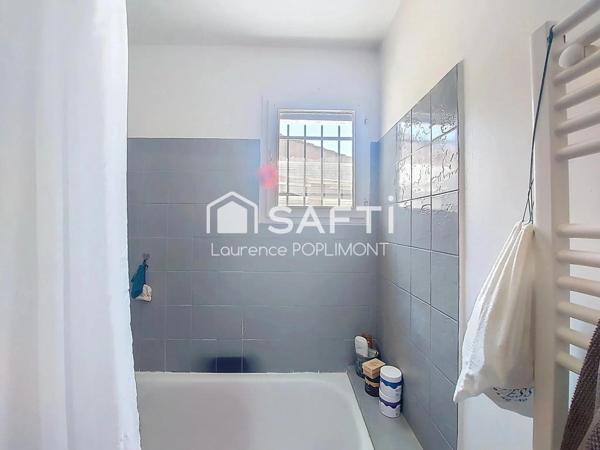 Maison de plain-pied , conformes aux normes PMR,  piscine, garage et atelier